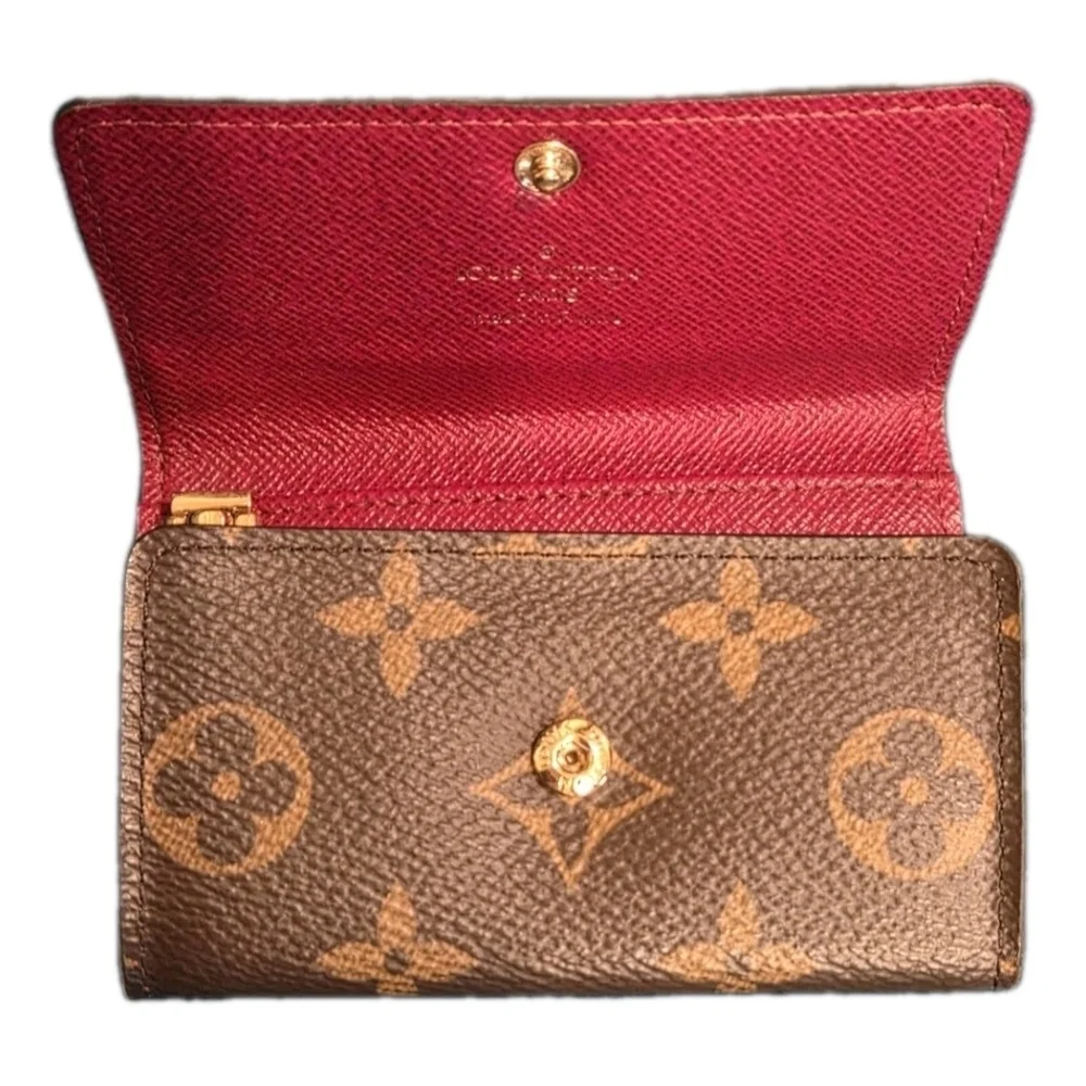 Louis Vuitton Leather Monogram Key Holder w Red interior (EXCELLENT CONDITION)